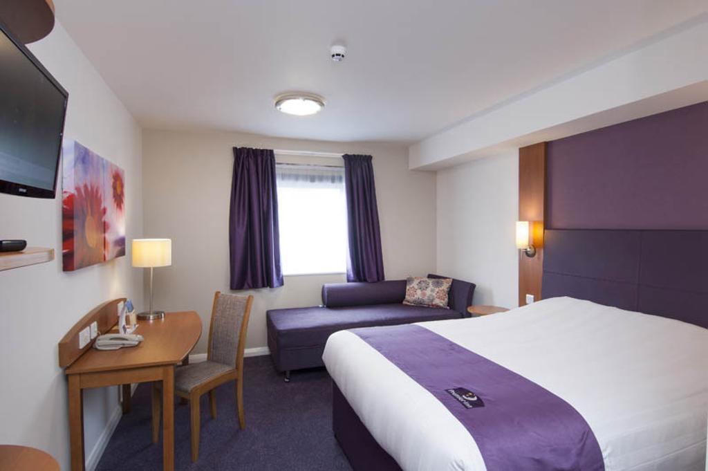 Premier Inn Cardiff North Exteriör bild