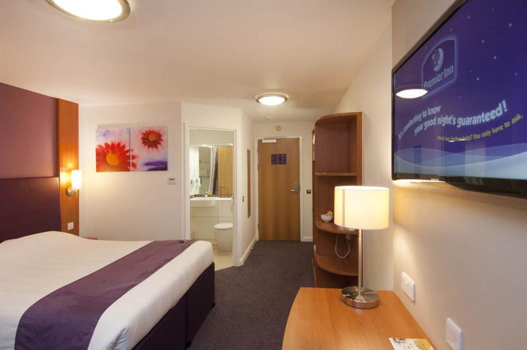 Premier Inn Cardiff North Exteriör bild