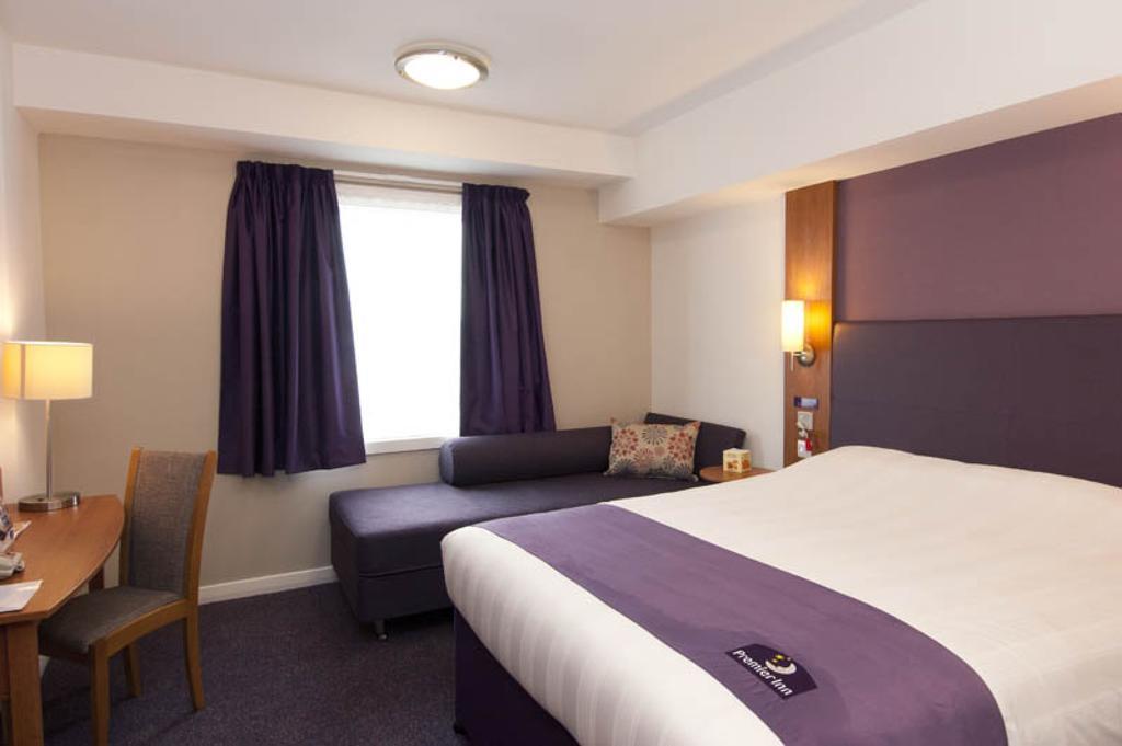 Premier Inn Cardiff North Exteriör bild