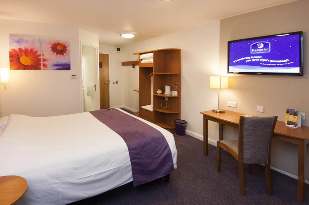 Premier Inn Cardiff North Exteriör bild