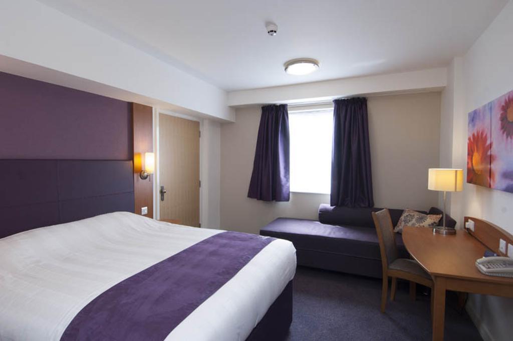 Premier Inn Cardiff North Exteriör bild