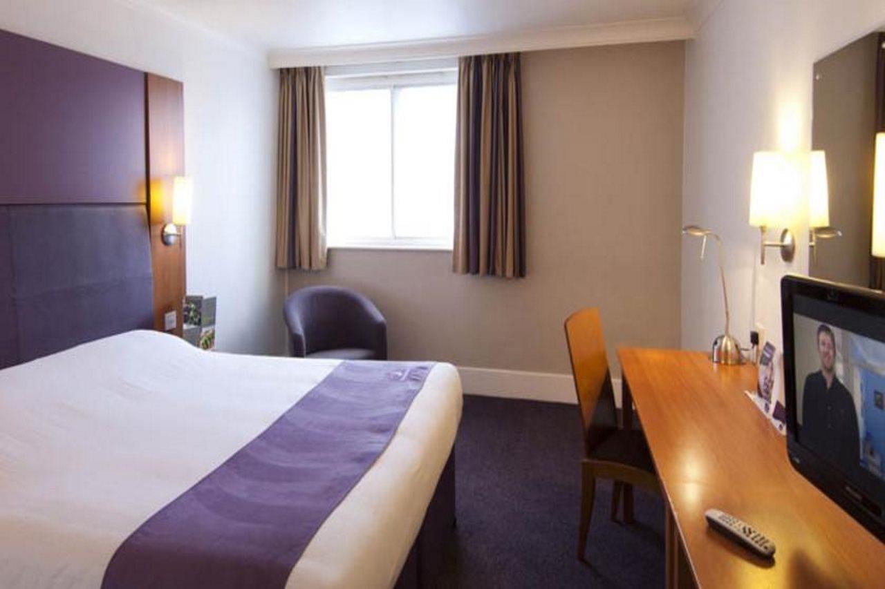 Premier Inn Cardiff North Exteriör bild