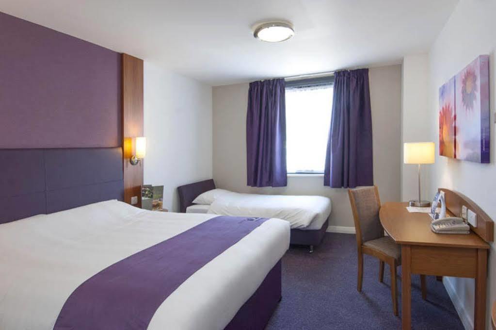 Premier Inn Cardiff North Exteriör bild